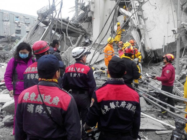 台南地震，團體及個人都連續投入救災。（圖屏東縣政府提供）