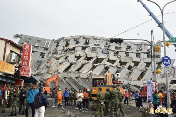今凌晨因大地震而倒塌的台南市永康區維冠金龍大樓，斷垣殘壁內的搜救工作持續進行中。（記者張忠義攝）