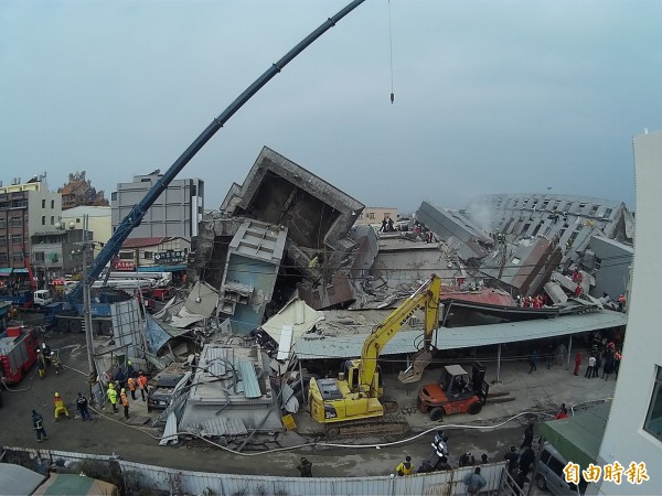 今晨發生南台大地震，在台南市多處造成災情，尤以17層高的永康維冠大樓倒塌最為嚴重。（記者黃志源攝）