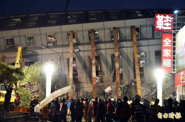 台南永康維冠金龍大樓倒塌，現場搜救隊持續進行救援工作，現在卻傳出維冠南側大樓出現內部悶燒情形。（記者張忠義攝）