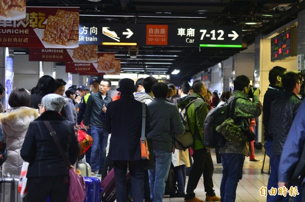 受到\大地震引響，高鐵輸運受影響，大批返鄉過春節旅客在車站內等待。（記者王藝菘攝）
