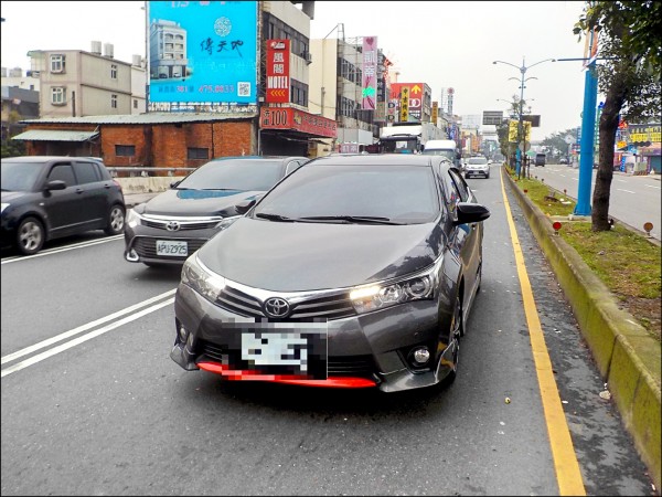 古姓男子酒後駕車睡著，汽車擋在中山北路的左轉專用道上。（記者周敏鴻翻攝）