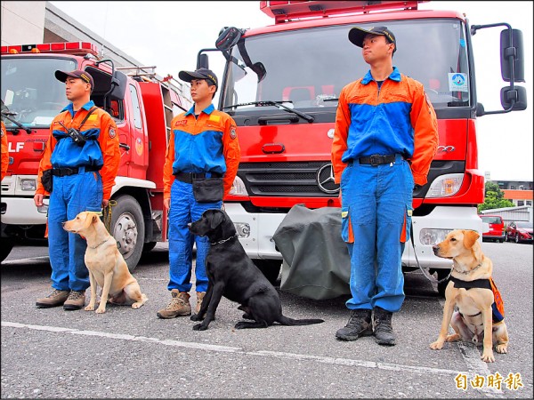 南台灣昨天凌晨強震，災情慘重，台東縣消防局搜救犬小組赴台南支援搜救。（記者王秀亭攝）