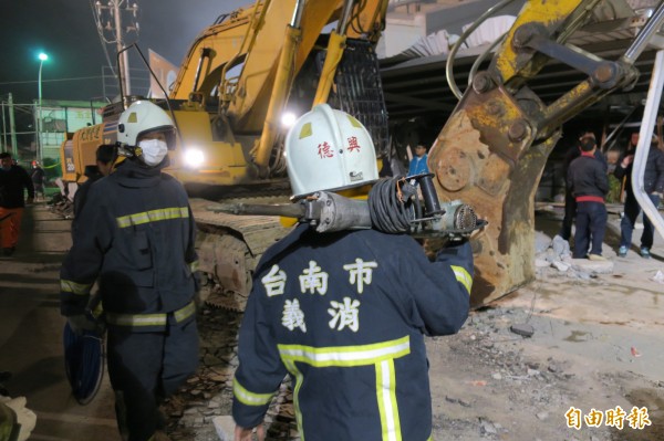 台南市義消凌晨2點多帶來搶救機具，將會同結構技師開挖廢墟。（記者郭安家攝）