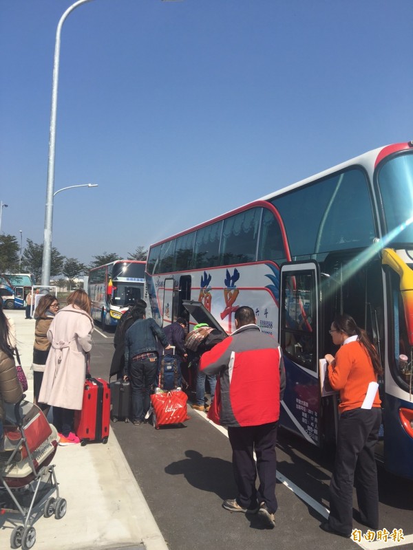 南部旅客在高鐵雲林站搭接駁車回家。（記者廖淑玲攝）