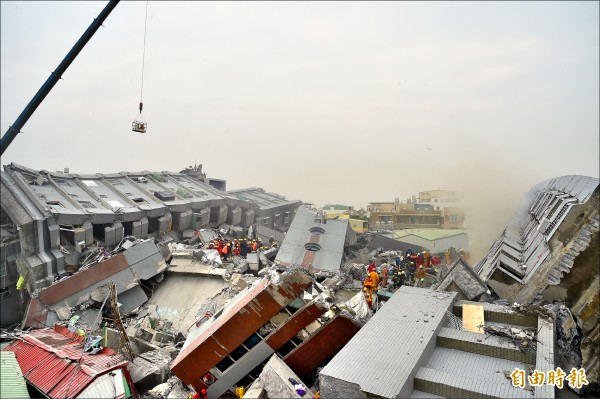 昨天凌晨震央在高雄美濃的大地震，造成台南市嚴重災情，9棟建築倒塌受損，且多為RC鋼筋混凝土結構，圖為永康區維冠金龍大樓。（記者張忠義攝）