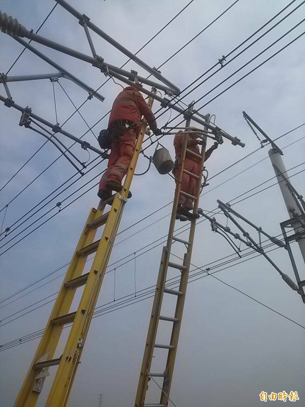 美濃地震讓高鐵新市、歸仁路段電車線嚴重受所，高鐵增派人員搶修。（圖由高鐵提供）