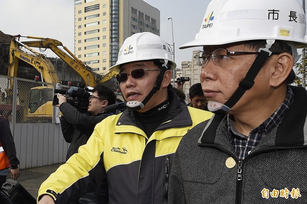 台北市長柯文哲（右）上午視察忠孝橋引橋拆除工程。（記者陳志曲攝）
