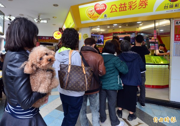 今天是除夕，受惠台灣彩券大樂透加開「100組100萬獎項」，買氣較平日暴衝8倍，更有人一出手，就是豪擲24萬元。示意圖。（資料照，記者王藝菘攝）