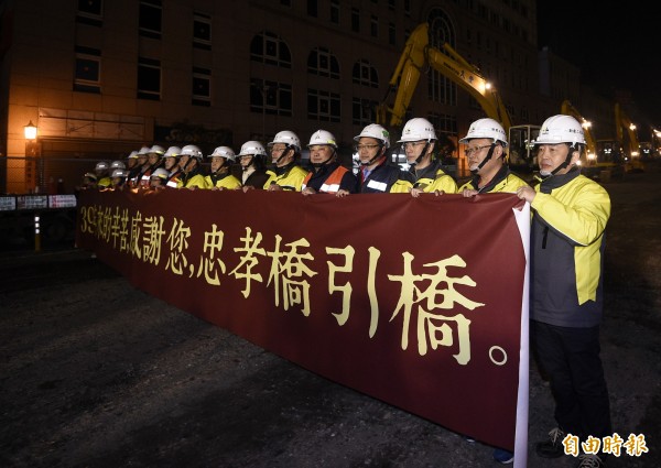 台北市副市長林欽榮到場將橋牌拆除後，下令正式開始拆除工程。（記者陳志曲攝）
