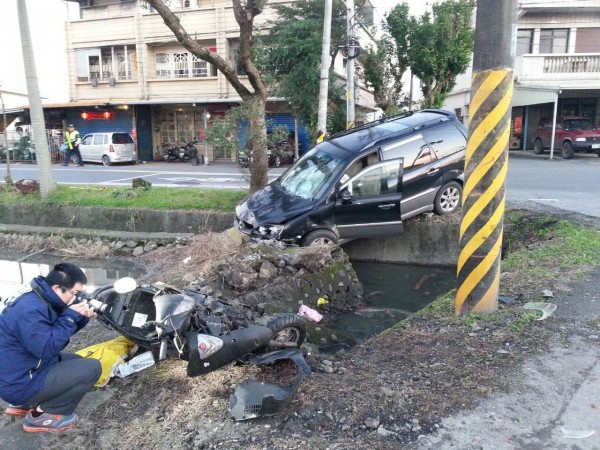 年初一傳憾事，自小客車與機車車禍，機車騎士傷重不治。（記者游明金翻攝）