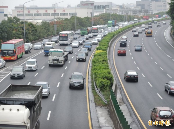 大年初一車潮湧現，國道多處路段卡卡。（資料照，記者王駿杰攝）