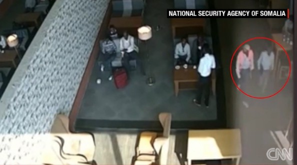 索馬利亞公佈的監視器畫面發現，機場工作人員將藏有炸彈的筆電交給柏勒。（圖擷自CNN）