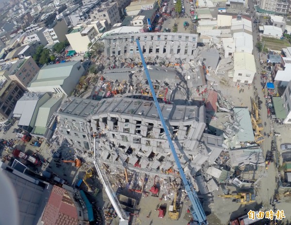 法務部法醫所投入地震救災相驗工作，圖為維冠大樓空拍圖。（資料照，記者羅沛德攝）