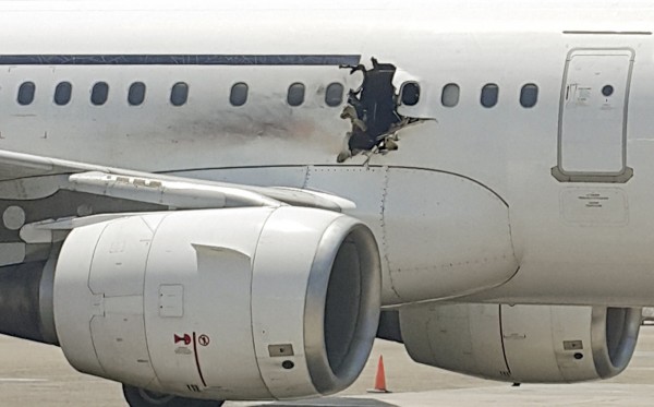 飛機在起飛途中被炸出一個大洞，被吸出艙外的乘客柏勒疑似為自殺炸彈客。（美聯社）