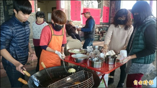 單親媽媽陳淑玲（左二）返鄉在永靈宮前義賣蚵嗲，兒子（左一）、女兒（右一）也來幫忙。（記者余雪蘭攝）