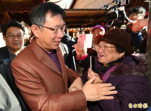 台北市長柯文哲9日大年初二一早赴行天宮參拜，祈求國泰民安，受到信眾歡迎。（記者張嘉明攝）