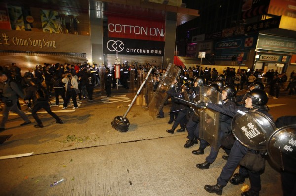 香港在今日凌晨發生一起警民衝突，特首梁振英將這場衝突形容為「暴亂」。（美聯社）