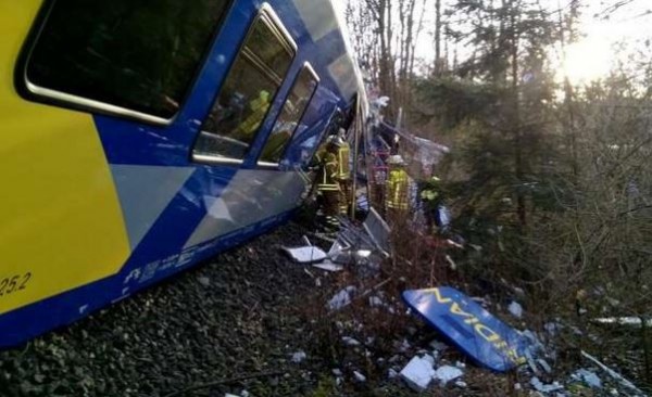 德國小鎮巴德艾比林今晨發生一起列車對撞意外。（圖擷取自mangfall24.de）