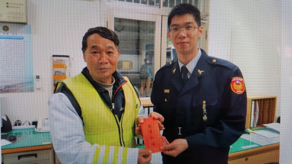 鐵路警察新竹派出所長廖國智（右）為了獎勵邱仕坤的盡忠職守、奮勇救人，特別頒發紅包給他。（記者蔡彰盛翻攝）