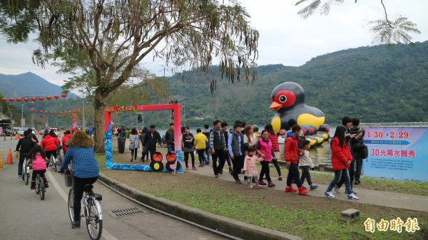 今天初三，花蓮壽豐鯉魚潭出現旅遊人潮。（記者王錦義攝）