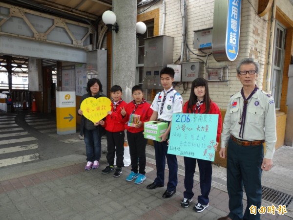 嘉義市童軍會今天到嘉義火車站募款賑災。（記者蔡宗勳攝）