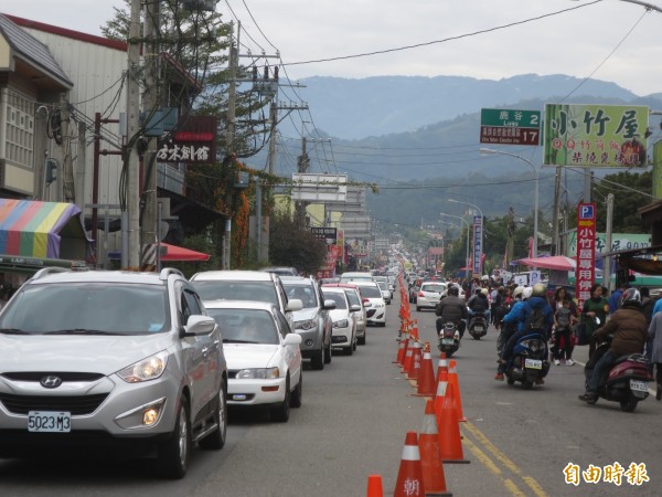 竹山鎮新興景點桃太郎村初三吸引龐大車流，園區旁前往鹿谷、溪頭妖怪村的保甲路車陣塞得雙向道路滿滿滿。（記者劉濱銓攝）