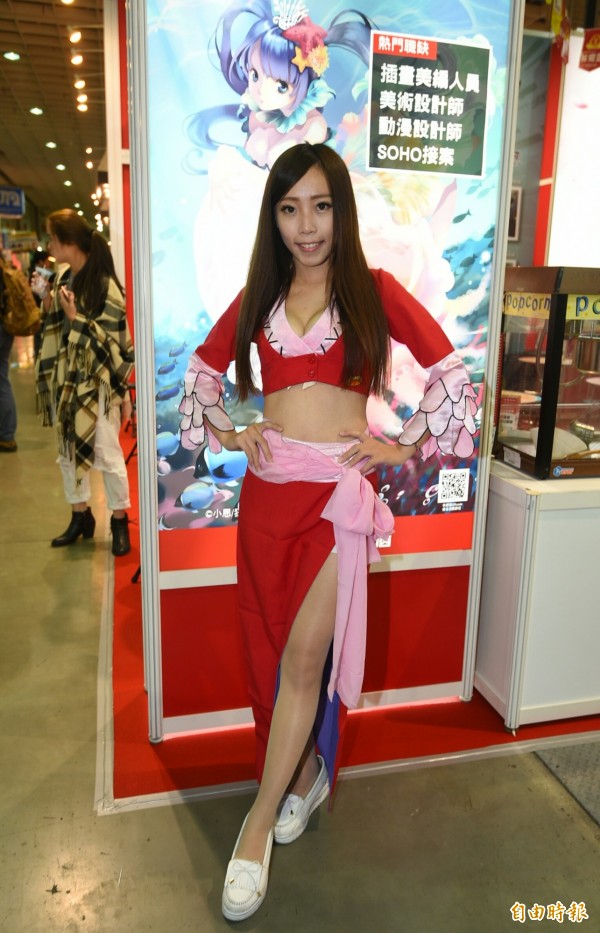 2016台北國際動漫節10日在南港展覽館開幕，各攤位以cosplay美女，吸引粉絲。（記者張嘉明攝）
