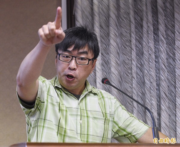 段宜康在看到網友對賴清德的指控後怒罵,「家裡大人說過年不准駡人;可沒有不能駡牲畜。」(資料照,記者陳志曲攝) 段宜康在看到網友對賴清德的指控後怒罵,「家裡大人說過年不准駡人;可沒有不能駡牲畜。」(資料照,記者陳志曲攝)