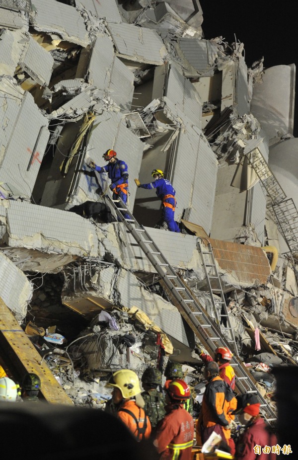 南台大地震震垮17層高的永康維冠大樓，當天下午台南有15名鑿洞師傅組成「鑿洞義勇軍」，放棄跟家人圍爐，拿著工具就來到災區救援。（資料照，記者黃志源攝）