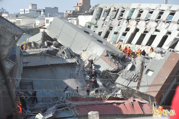 南台大地震震倒永康維冠大樓，許多救難人員在事發後都聚集該地展開救援。（資料照，記者黃志源攝）