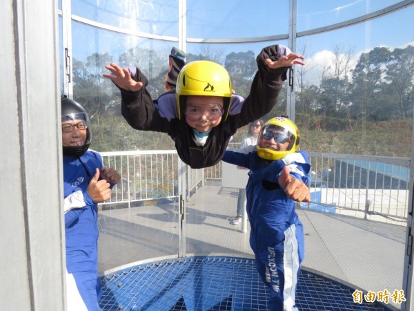 基隆市擁恆文創園區引進風洞機，讓民眾體驗高空跳傘，大人小孩玩的不亦樂乎。（記者俞肇福攝）
