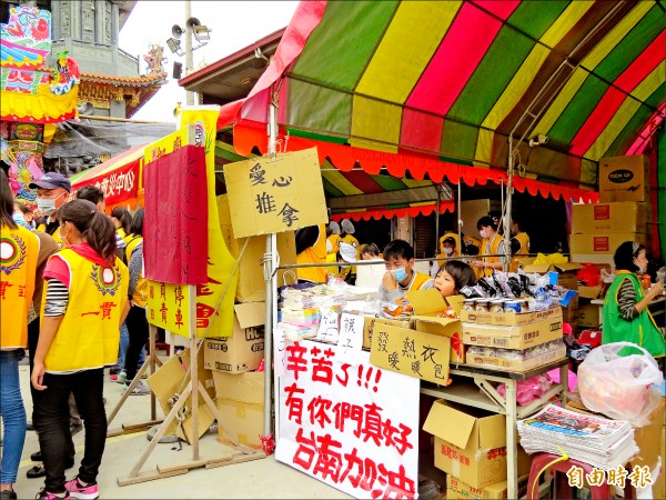 維冠大樓救災現場，食物已供過於求，南市府呼籲民眾不要再送食物來。（記者蔡文居攝）