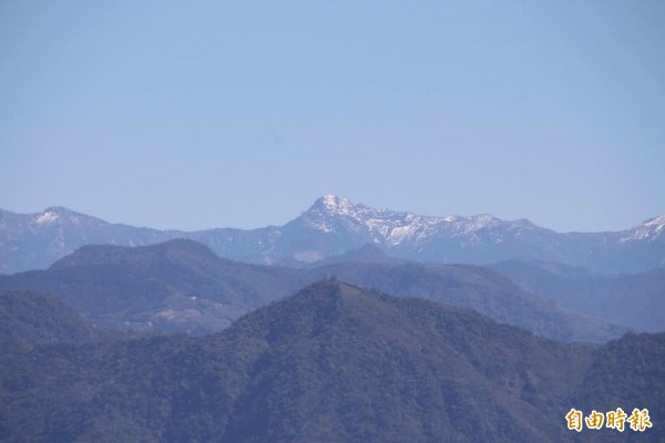 彰化天氣好到可以遠眺玉山雪景。圖為北斗鎮中寮里頂樓所攝。（記者顏宏駿攝）