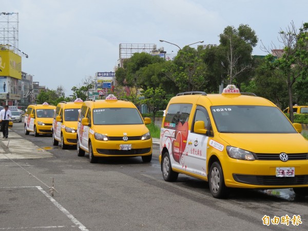 台灣大車隊的司機自發性地排班，為維冠大樓受災戶家屬提供免費載送服務。一名司機受訪時表示，不收錢、餓肚子都沒關係，只希望受難家屬能感受到溫暖。（資料照，記者蔡文居攝）