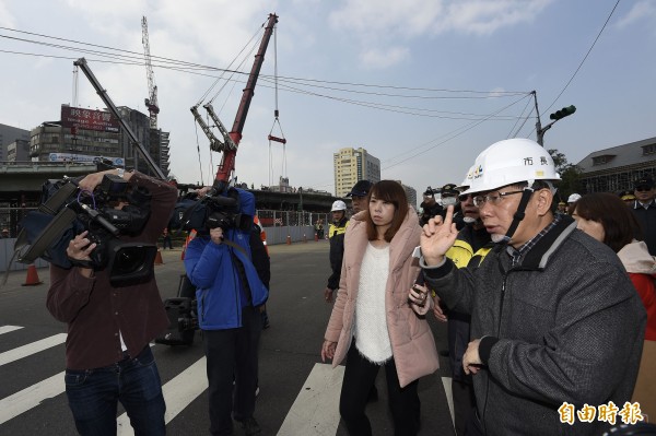 台北市長柯文哲（右）7日視察忠孝橋引橋拆除工程。（資料照，記者陳志曲攝）