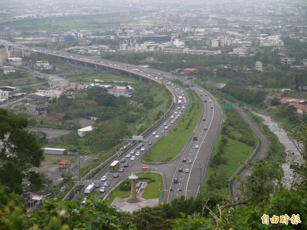 大年初六國道大致順暢，國5依舊車多。（資料照，記者簡惠茹攝）