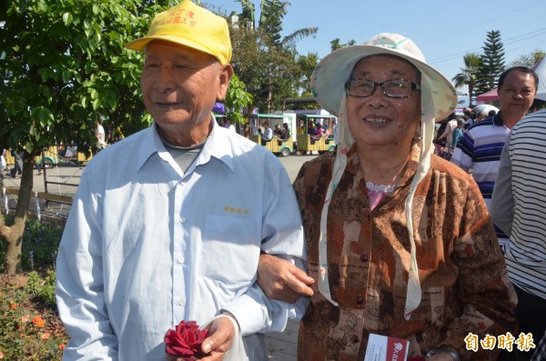 85歲結婚一甲子來自佳冬鄉的戴姓老夫妻也來浪漫一下（記者葉永騫攝）