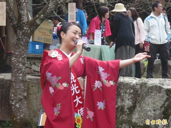 九族文化村櫻花祭邀請日本演歌女王飛鳥奉美獻唱新歌《永遠之春》。（記者劉濱銓攝）