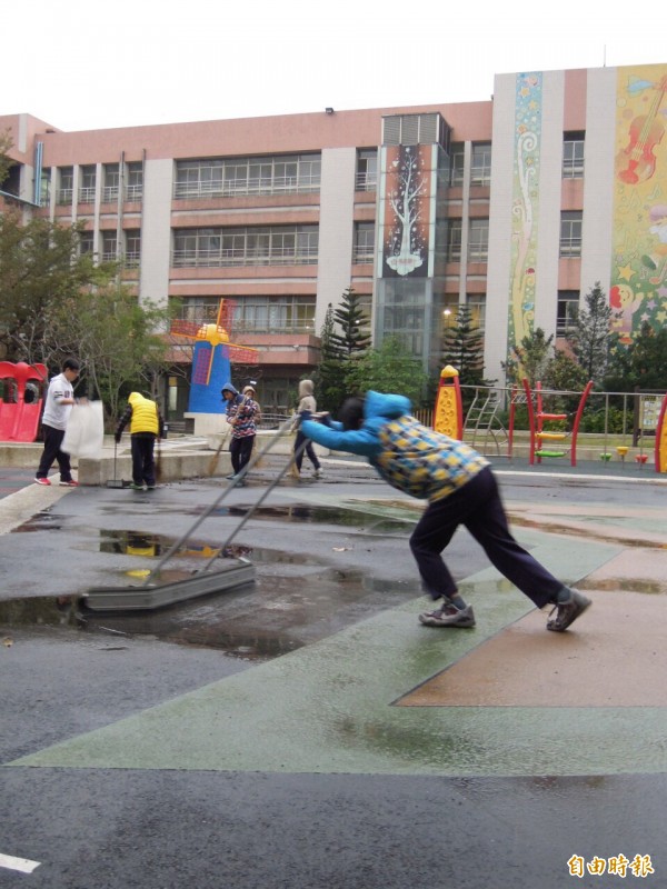 今天開學日，學生進行大掃除。（記者梁珮綺攝）