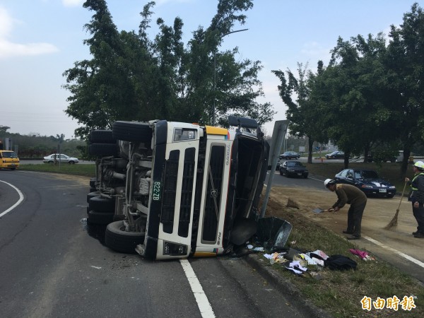 滿載土方的砂石車今天早上在台78線東西向快速道路古坑匝道口翻覆。（記者黃淑莉攝）