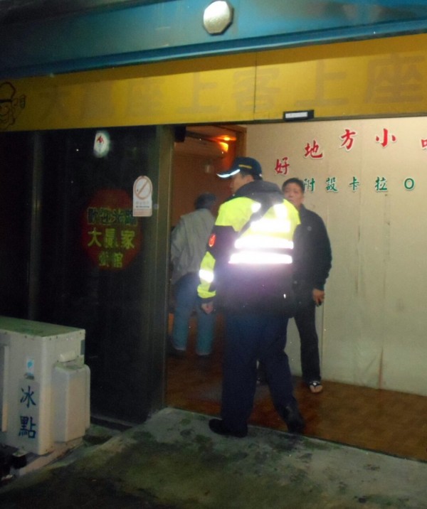 小吃店喝到掛，付不起酒錢還辱罵員警笨蛋…醒來全忘。（記者李容萍翻攝）