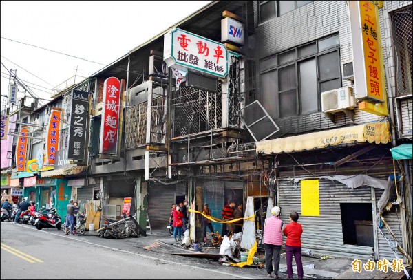 里塗城路一家機車行前晚發生大火，波及隔壁住戶。（記者陳建志攝）