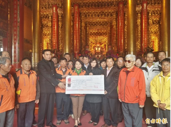 南市後壁區泰安宫媽祖廟捐款360萬元賑災，南市社會局長劉淑惠代表接受。（記者王涵平攝）
