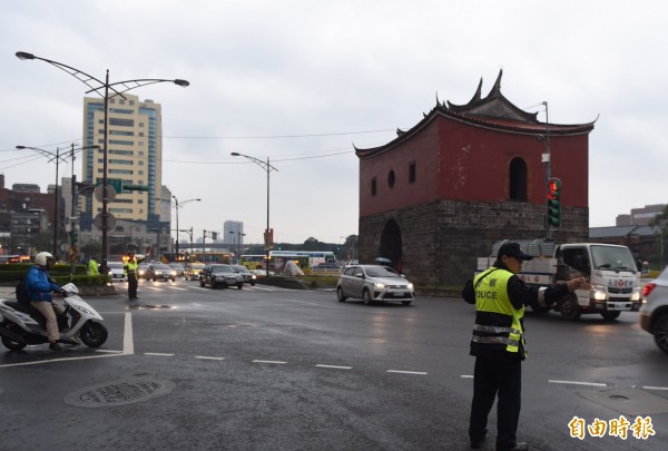 台北市忠孝橋引道在春節期間拆除後，在今天開工日面臨大量車潮是否會造成重度塞車的考驗。（記者簡榮豐攝）