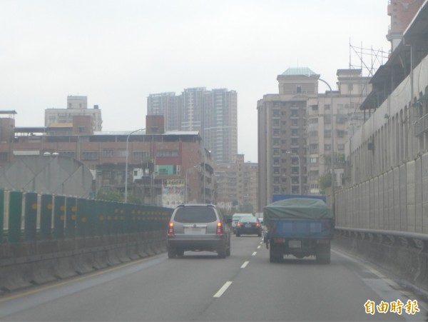 三重區中華路匝道上忠孝橋車流在上午8點許順暢。（記者李雅雯攝）