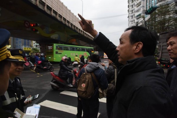 忠孝橋引道拆除後首個上班日，朱立倫到現場視察交通狀況。〔圖擷取自朱立倫臉書〕