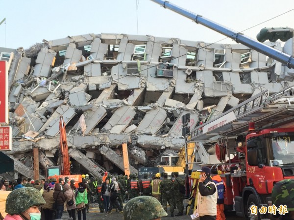 南台強震日前重創台南，其中倒塌的維冠大樓更釀成超過100人死亡的慘事，許多受災戶更因此無家可歸。（資料照，記者黃良傑攝）