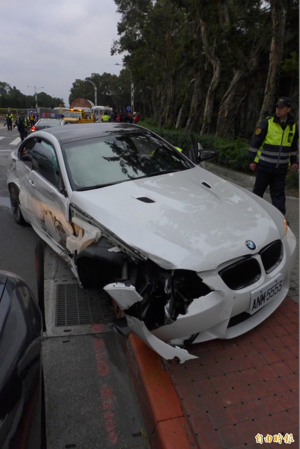 張男駕駛的BMW百萬名車撞毀。（記者王冠仁攝）