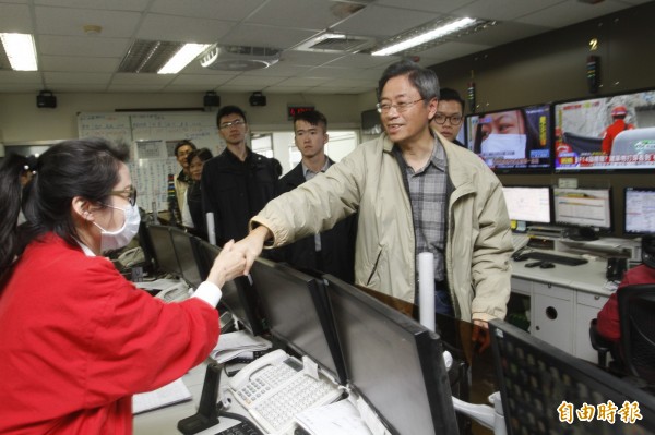 行政院長張善政（右）同意設立國家級病媒蚊防治中專責機構。（資料照，記者王俊忠攝）